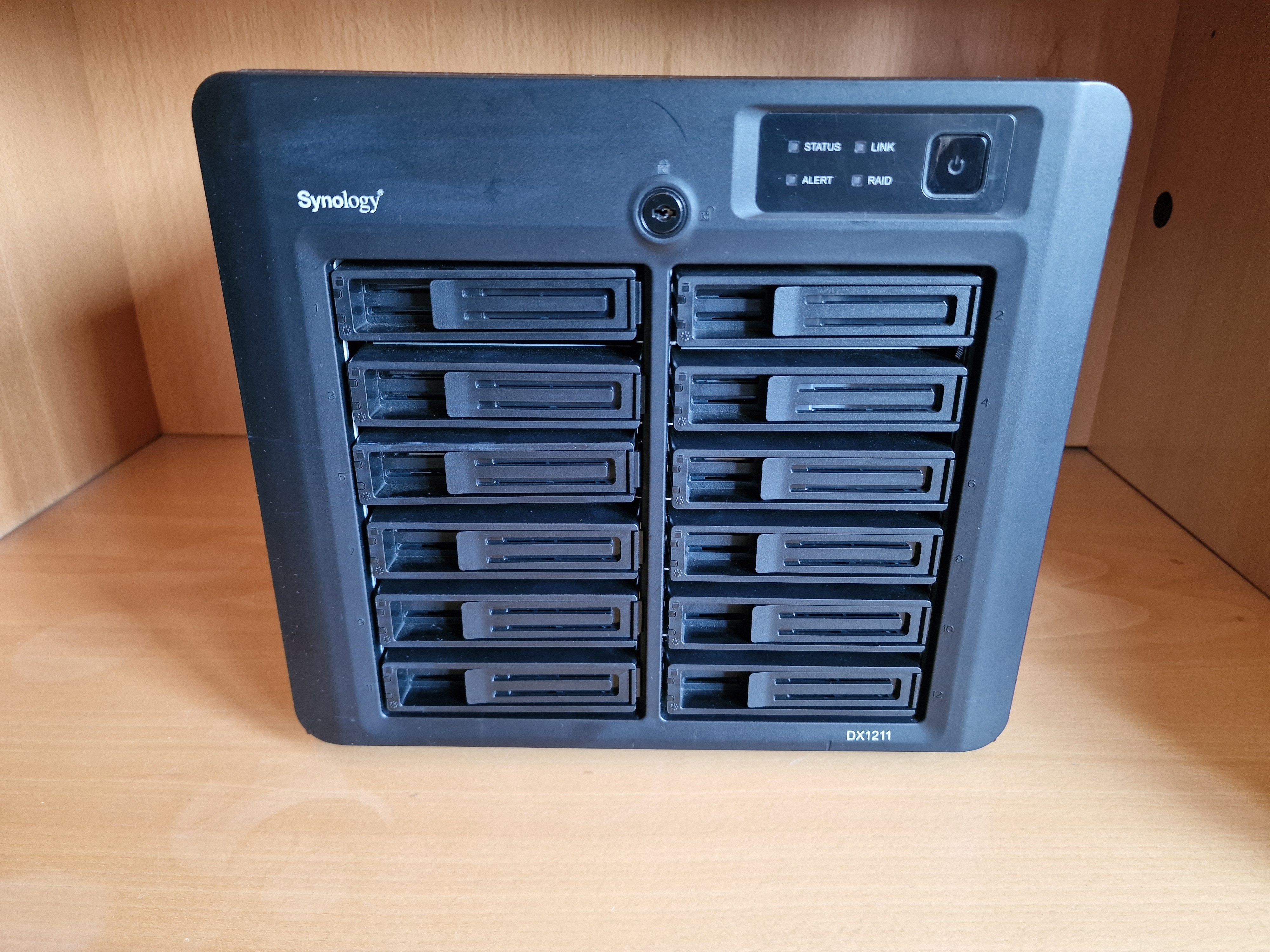 Synology DX1211 12 lemezes bővítőegység - használt - Image 2