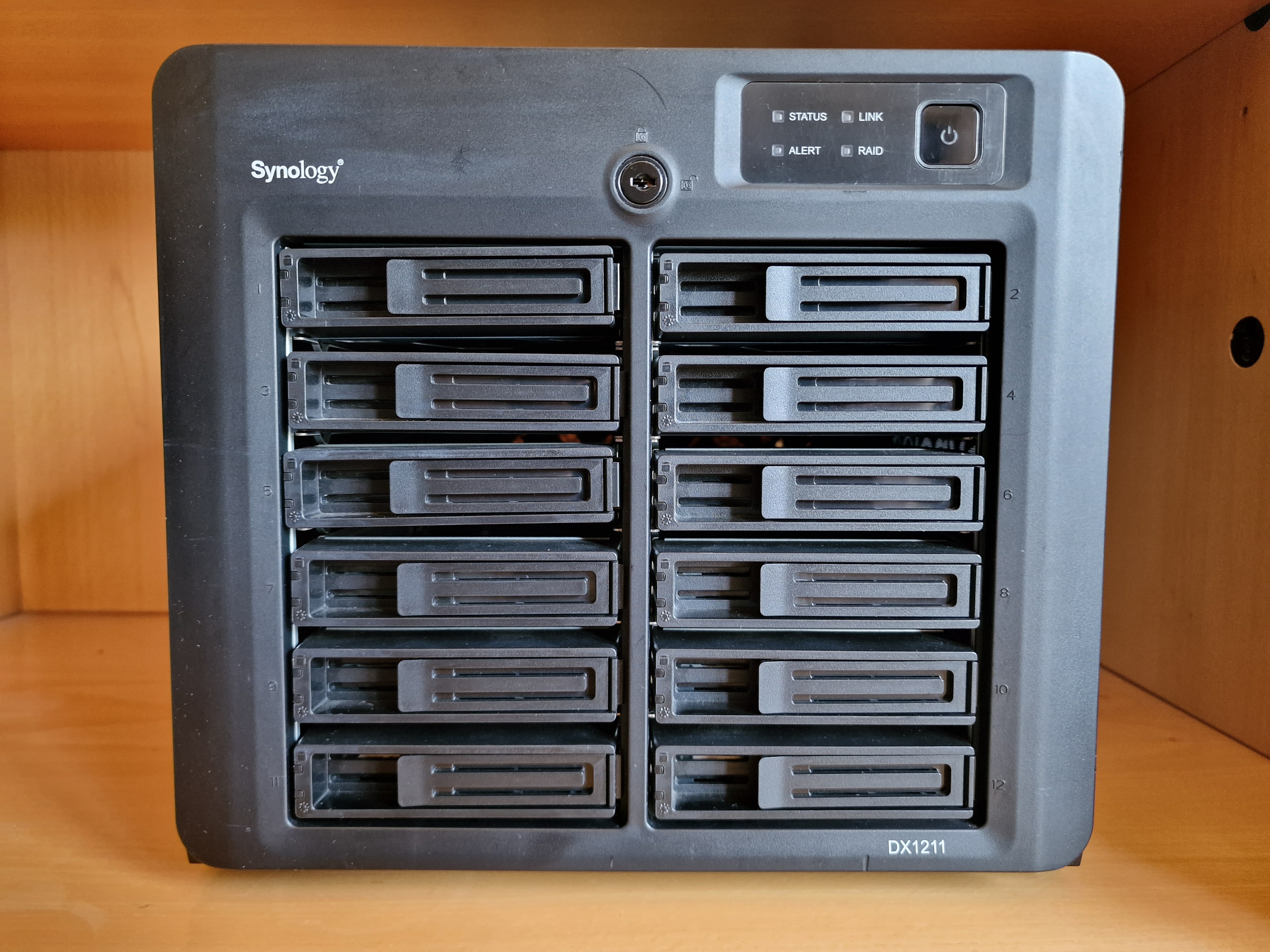 Synology DX1211 12 lemezes bővítőegység - használt - Image 7